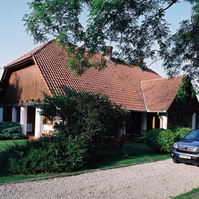 Laub László családi háza (vályogház)