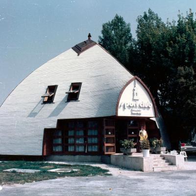Hotel Helikon tenisz klubház (építészet és belsőépítészet)